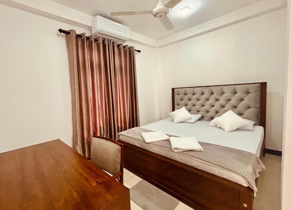 Caja de seguridad en la habitación y escritorio 