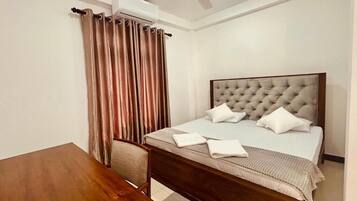 Caja de seguridad en la habitación y escritorio