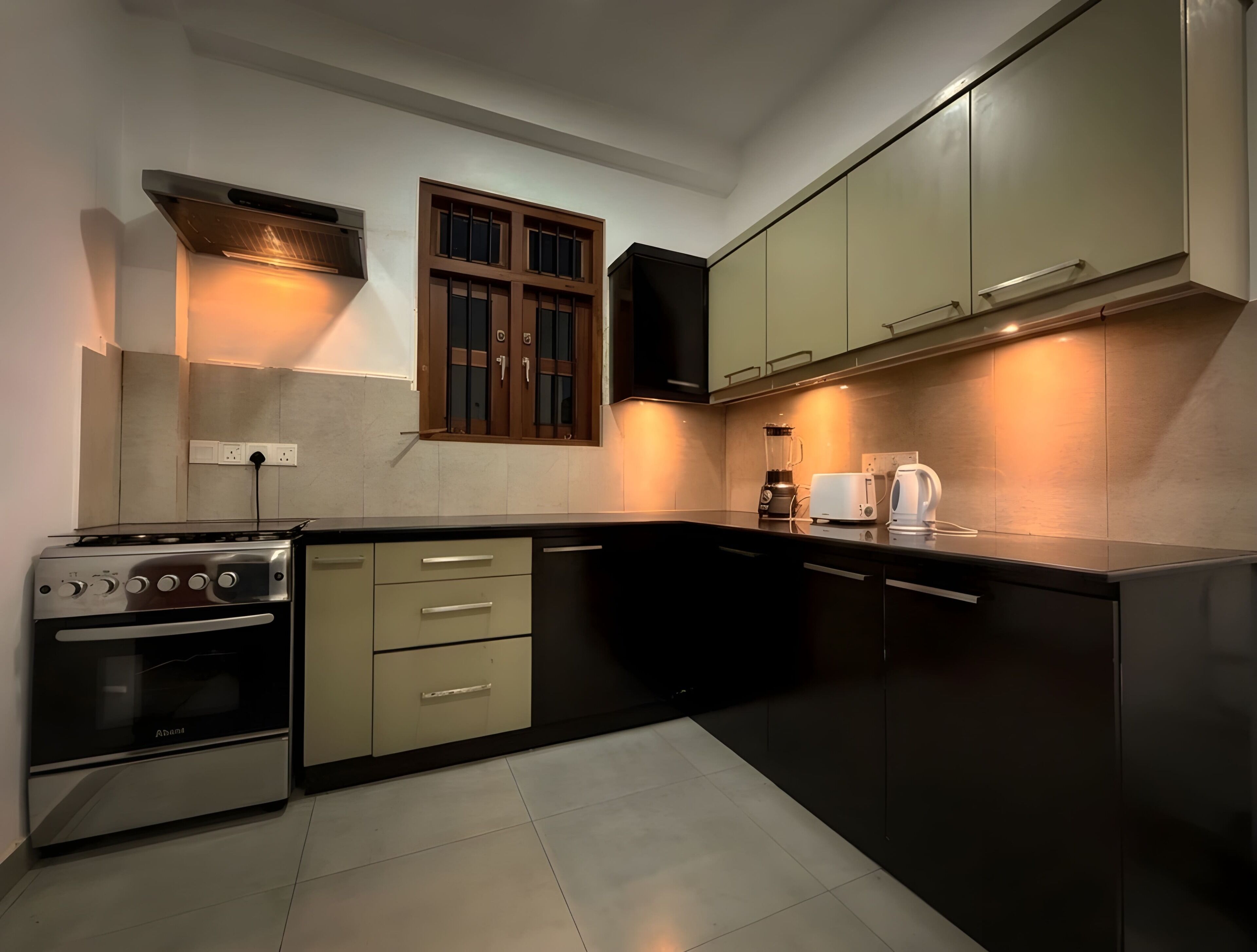 Een moderne keuken met een fornuis, oven en apparatuur op het aanrecht.