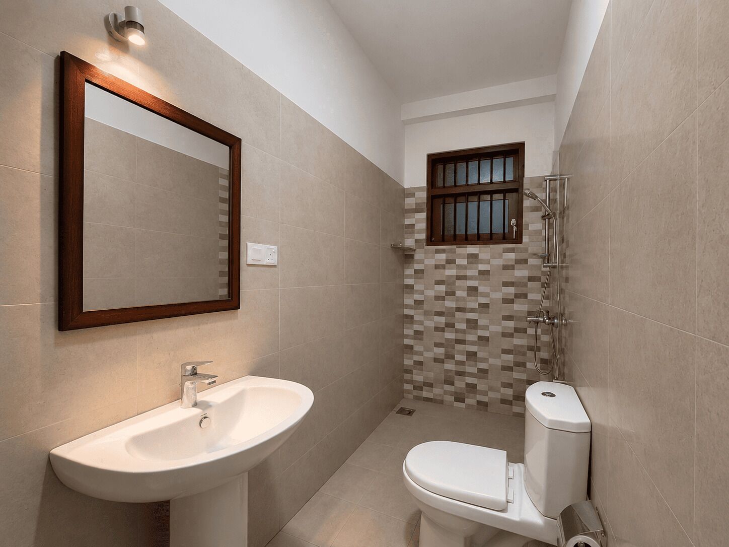 Un baño con lavamanos, inodoro y ducha.