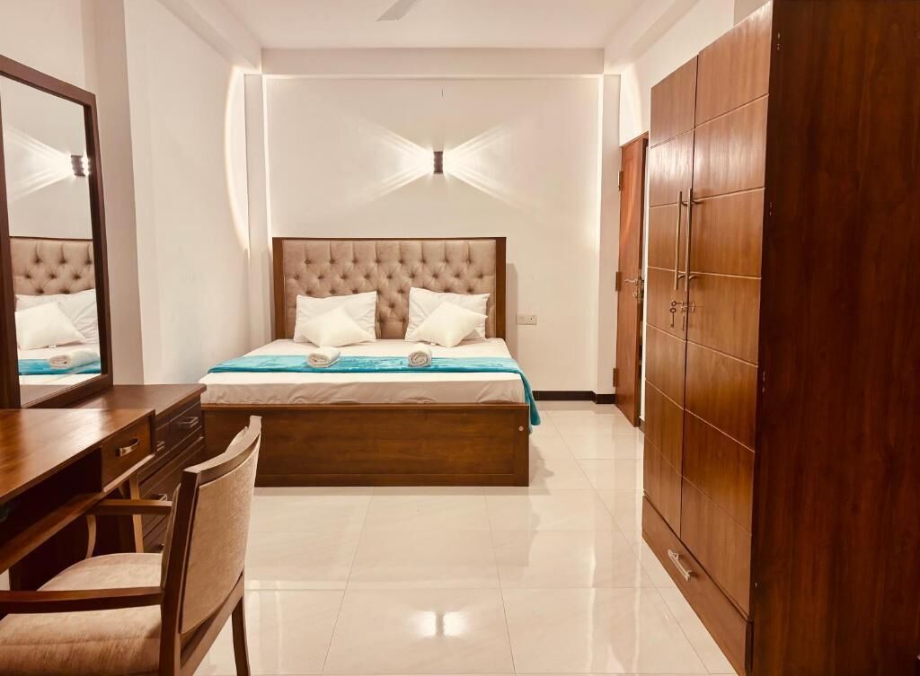 Een kluis op de kamer, een bureau, een laptopwerkplek