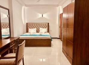 Een kluis op de kamer, een bureau, een laptopwerkplek