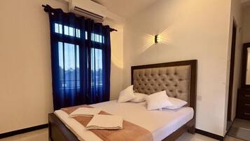 Zimmersafe, Schreibtisch, laptopgeeigneter Arbeitsplatz