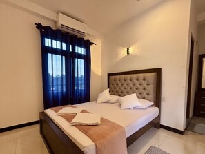 Een kluis op de kamer, een bureau, een laptopwerkplek