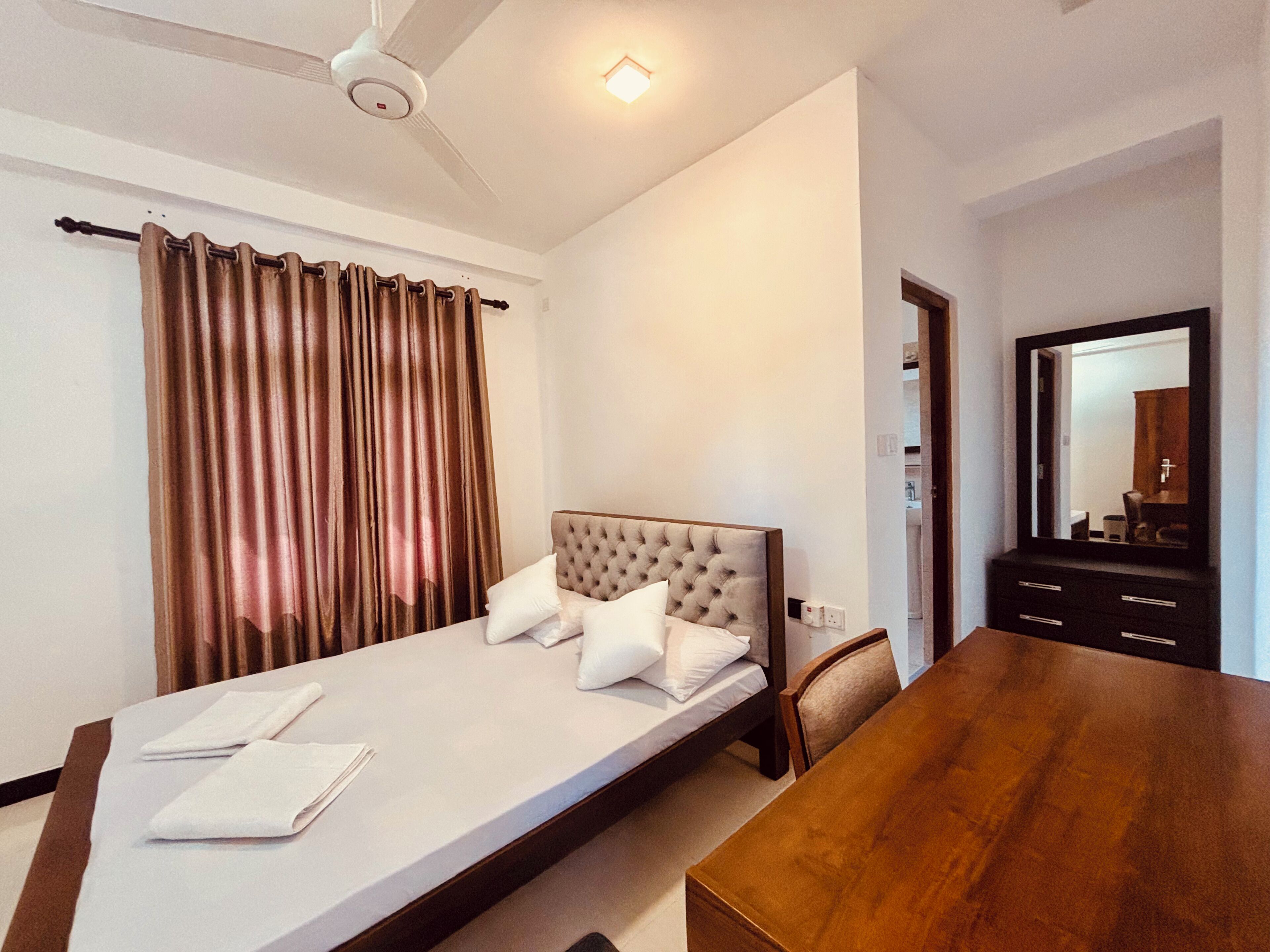 Economy Double Room, Garden View | Peti besi dalam bilik, meja, ruang kerja komputer riba 