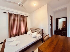 Chambre économique double, vue sur le jardin | Coffre-fort, bureau, espace de travail pour ordinateurs portables