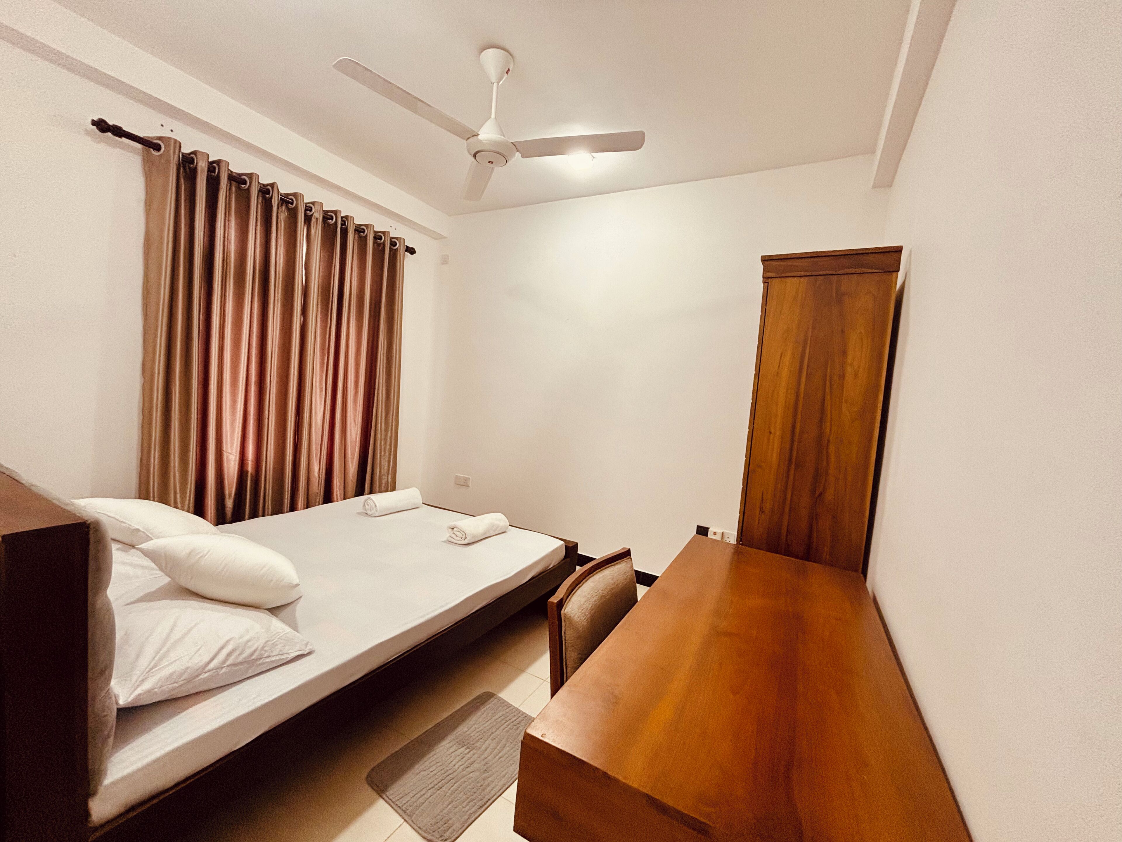 Caja de seguridad en la habitación y escritorio 