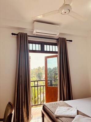 Deluxe Double Room, 1 Katil Raja (King), Balcony, Garden View | Teres/patio