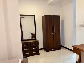 In-room safe, desk, laptop workspace, iron/ironing board - Hotel Dreamliners  (Seeduwa - Katunayake)