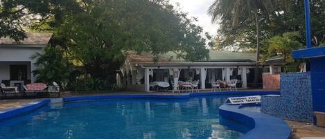 Piscina com placa indicando que está em manutenção.