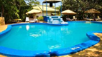 حمّام سباحة خارجي