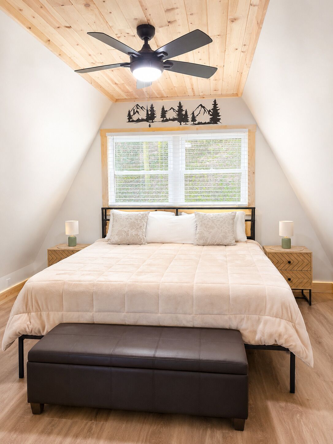 2 bedrooms, internet, bed sheets