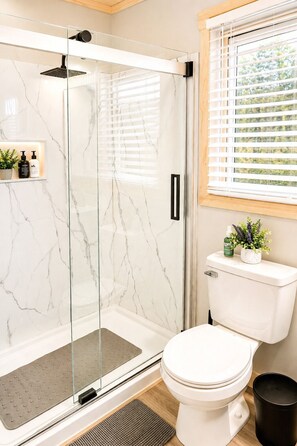 Douche, sèche-cheveux, bidet, serviettes fournies