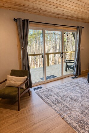 Interior - Cozy Cabin Retreat - Relax & Unwind in Wytheville (Wytheville)
