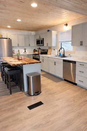 Fridge, microwave, oven, stovetop - Cozy Cabin Retreat - Relax & Unwind in Wytheville (Wytheville)