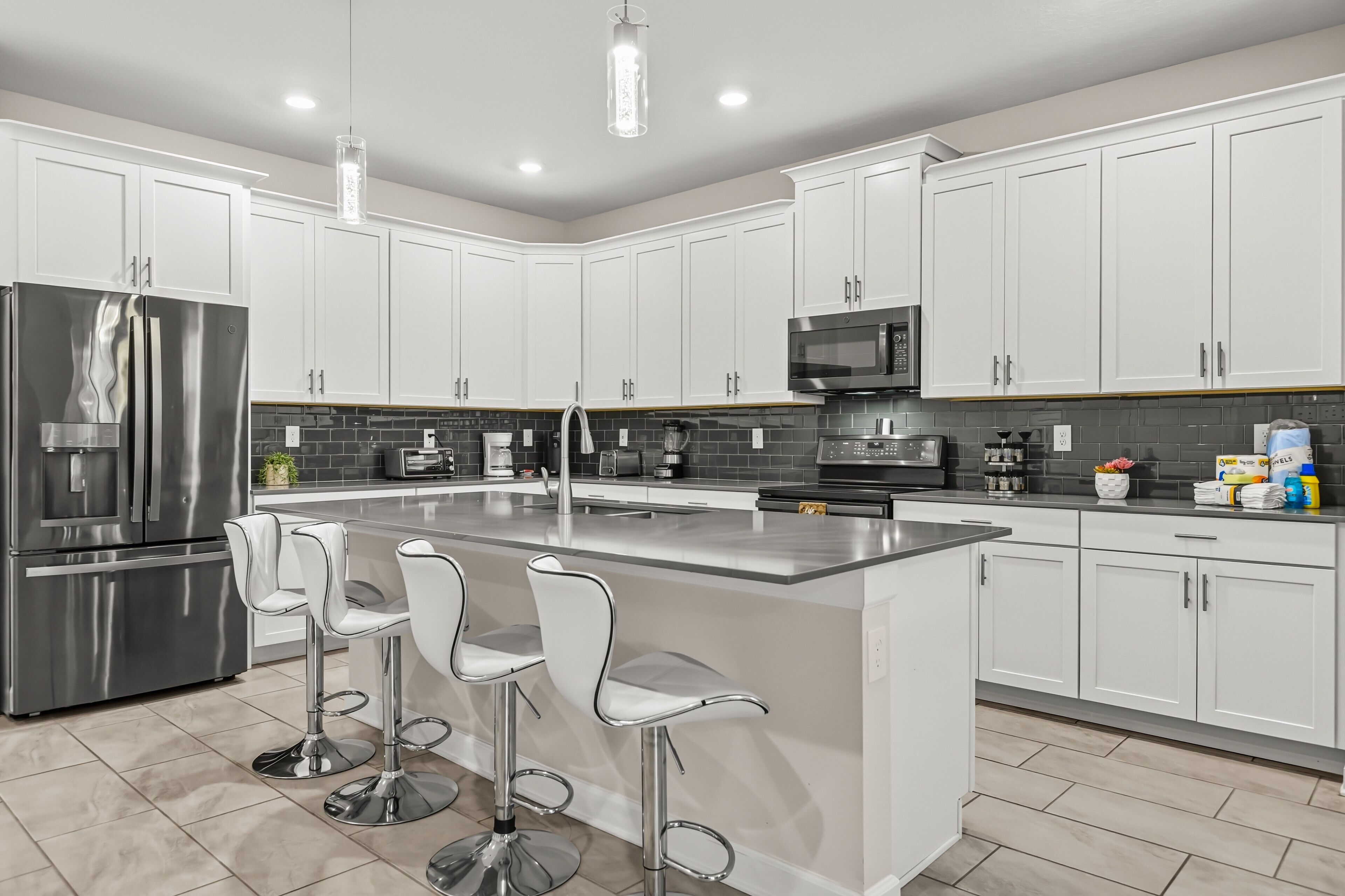 Jääkaappi, mikroaaltouuni, uuni, liesi