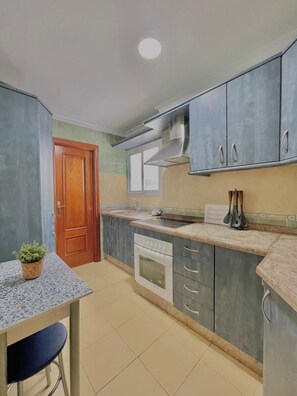 Fridge, microwave, oven, coffee/tea maker - TERRASOL PASEO LARIOS (Torre del Mar)
