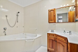 Apartment | Bathroom | Soap - Spacious 4-bed House With Garden in Doncaster (Melbourne)