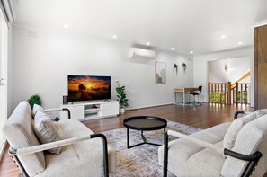Apartment | Living room - Spacious 4-bed House With Garden in Doncaster (Melbourne)