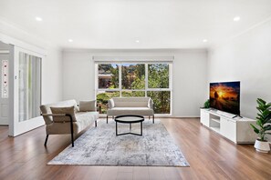Apartment | Living room - Spacious 4-bed House With Garden in Doncaster (Melbourne)