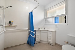 Apartment | Bathroom | Soap - Spacious 4-bed House With Garden in Doncaster (Melbourne)