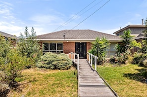 Apartment | Reception - Spacious 4-bed House With Garden in Doncaster (Melbourne)