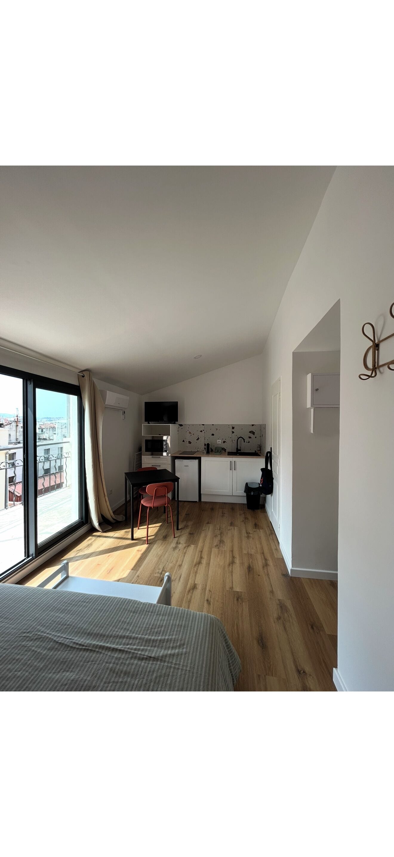 1 bedroom, bed sheets