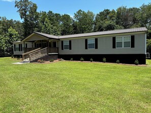 Exterior - 2-bedroom house with Pool, Fort Valley GA with AC and charm Quiet Country Life! (Fort Valley)