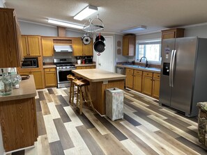 Private kitchen - 2-bedroom house with Pool, Fort Valley GA with AC and charm Quiet Country Life! (Fort Valley)