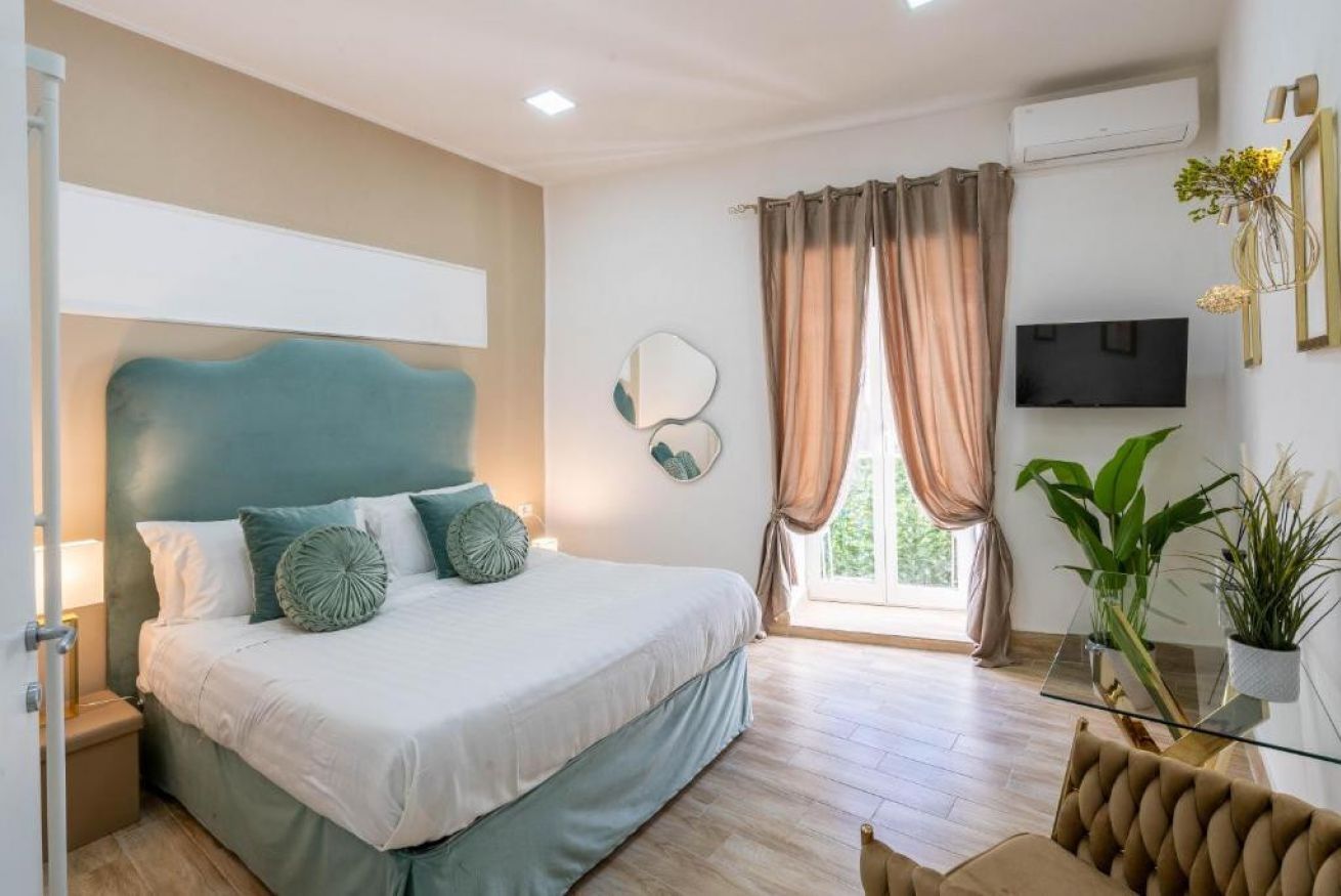 1 habitación y tabla de planchar con plancha 