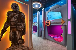 10 bedrooms, iron/ironing board, WiFi, bed sheets - Last Minute Disney! Private Pool, Hot Tub, Game Room & Themed Bedrooms. Book Now! #WIR440 (Orlando)