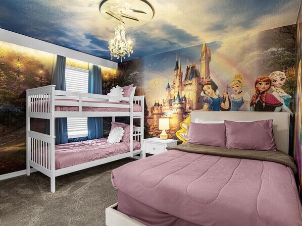 Een kinderkamer met stapelbedden, een muurschildering van een kasteel en Disneyprinsessen.