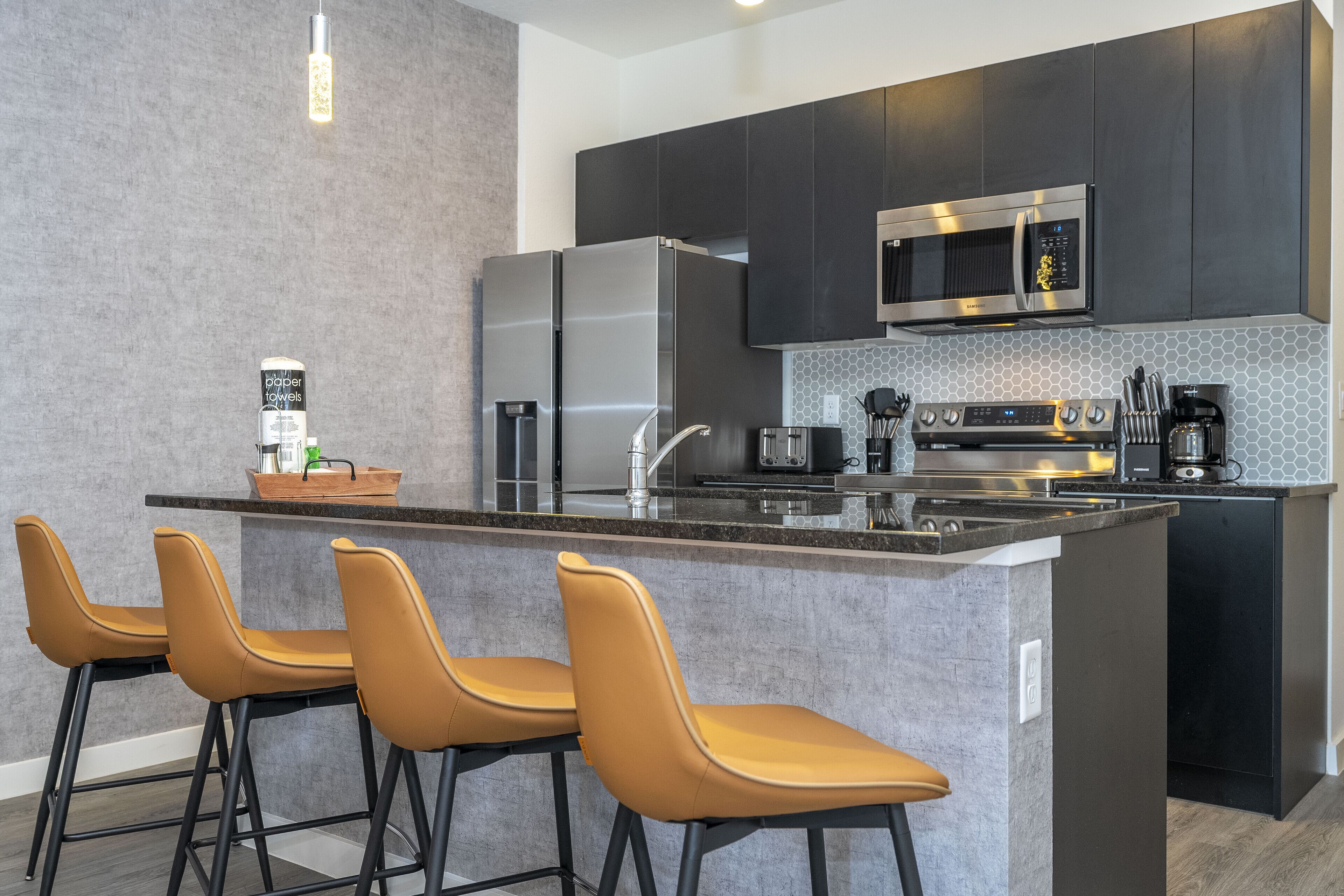 Réfrigérateur, micro-ondes, four, plaque de cuisson