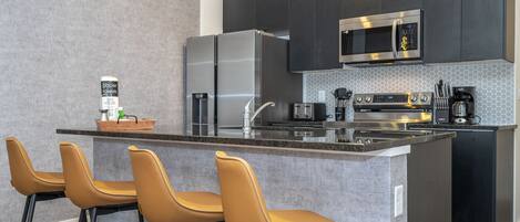 Réfrigérateur, four à micro-ondes, un four, surface de cuisson