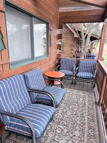 Cozy American themed 3-bedroom cabin by Three Bears Resort in Warrens