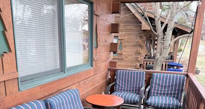 Cozy American themed 3-bedroom cabin by Three Bears Resort in Warrens