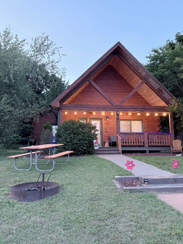 Cozy, clean,and welcoming 3-bedroom cabin next to Three Bears Resort in Warrens