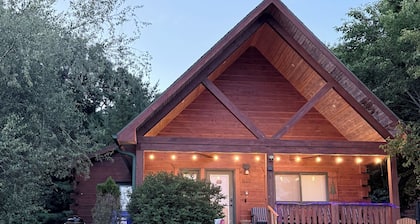 Cozy, clean,and welcoming 3-bedroom cabin next to Three Bears Resort in Warrens