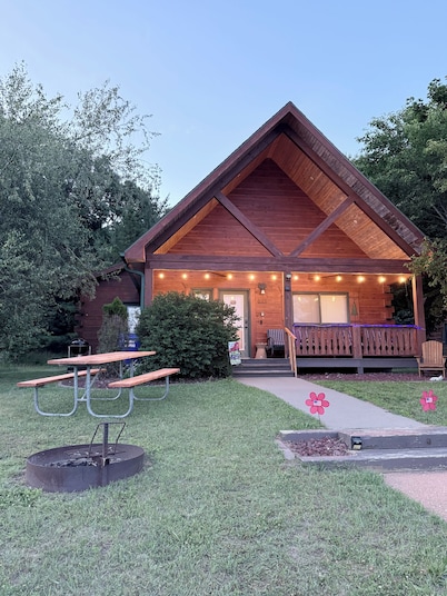 Cozy, clean,and welcoming 3-bedroom cabin next to Three Bears Resort in Warrens