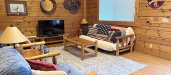 Cozy American themed 3-bedroom cabin by Three Bears Resort in Warrens