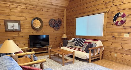 Cozy American themed 3-bedroom cabin by Three Bears Resort in Warrens