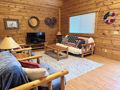 Cozy American themed 3-bedroom cabin by Three Bears Resort in Warrens
