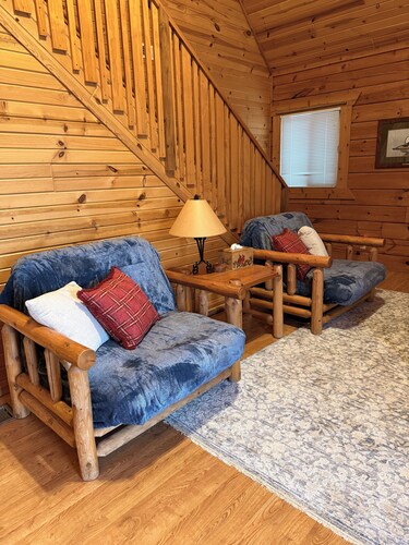 Cozy American themed 3-bedroom cabin by Three Bears Resort in Warrens