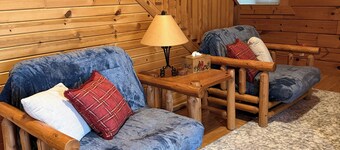 Cozy American themed 3-bedroom cabin by Three Bears Resort in Warrens