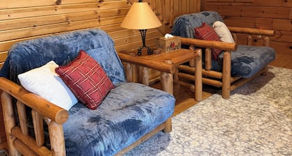 Cozy American themed 3-bedroom cabin by Three Bears Resort in Warrens