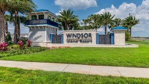 Windsor Island Resort -kyltti, jossa näkyy moderni rakennus ja palmuja.