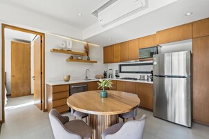 Deluxe Apartment, 2 Bedrooms, City View, Sea Facing | Dining room