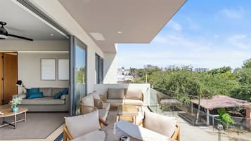 Luxury Apartment, 1 Katil Raja (King) dengan Katil Sofa, City View | Teres/patio