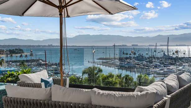 A balcony with a view of a marina, including boats and yachts, and a mountainous landscape in the distance. - Alik (La Cruz de Huanacaxtle)