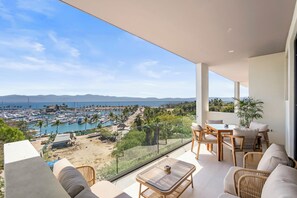 A balcony with a view of a marina, beach, and mountains. - Alik (La Cruz de Huanacaxtle)
